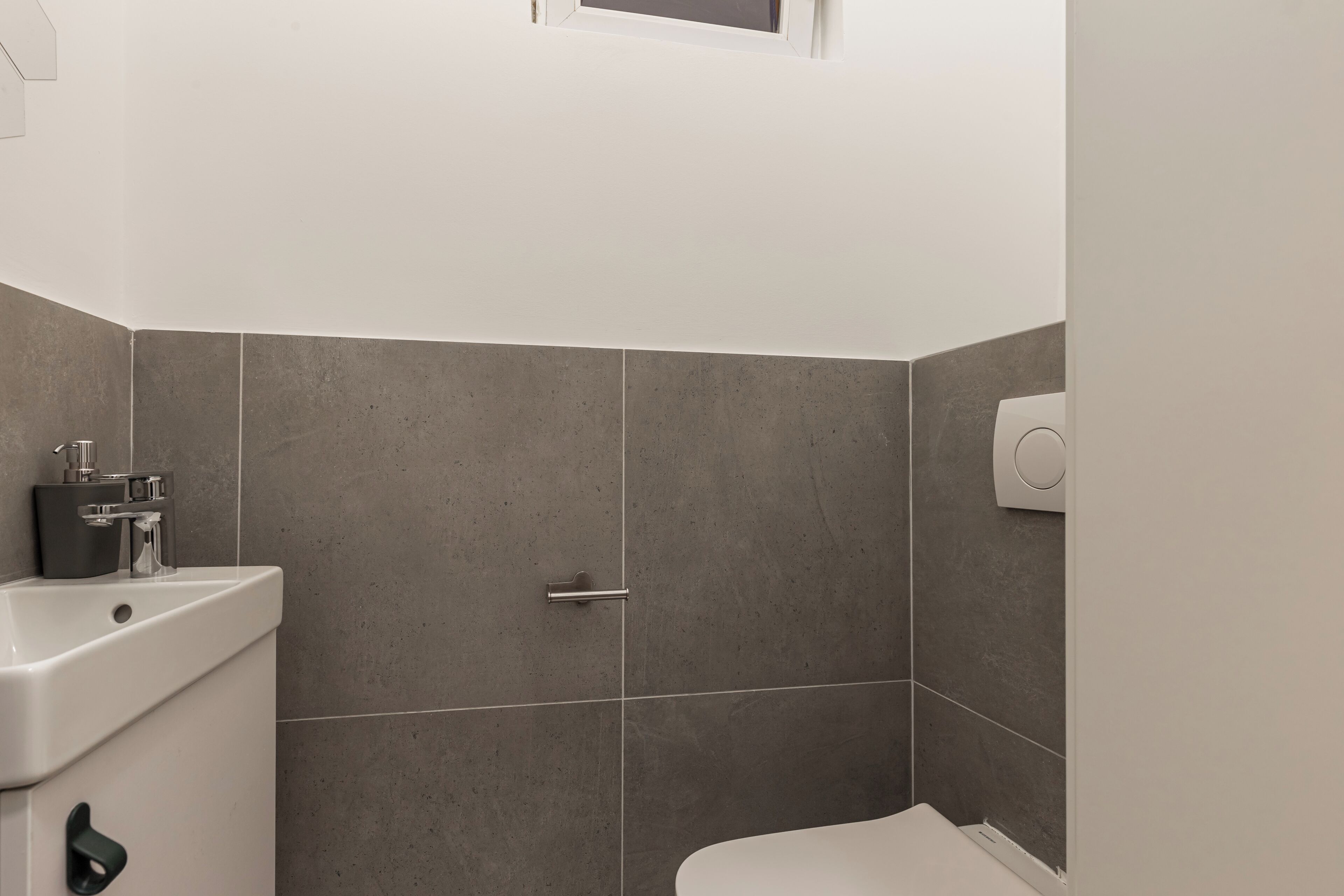 Un bagno con il water, un lavandino e una doccia.