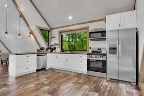 Private kitchen - Mountain-Top A-Frame Retreat | Rooftop Hot Tub (Dalmatia)