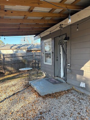 Terrace/patio - Tranquil 2-bedroom bungalow with AC in charming Smyrna (Smyrna)