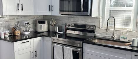 Frigorifero, microonde, forno, piano cottura