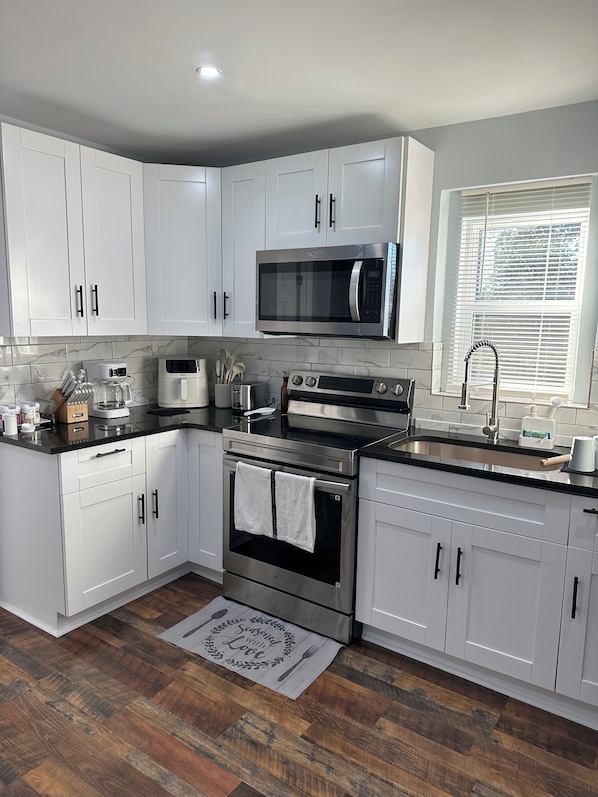 Fridge, microwave, oven, stovetop - A Home away from home,Relax in a place of peace (Waycross)