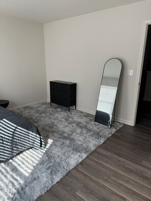 3 quartos, ferros/tábuas de passar roupa, acesso à internet