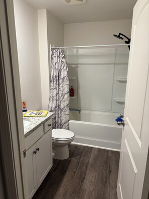 Toalhas de banho, sabonete, papel higiênico 