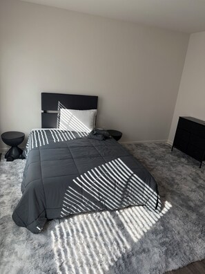 3 quartos, ferros/tábuas de passar roupa, acesso à internet