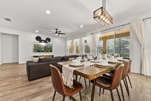 Apartment (5 Bedrooms) | Property amenity - 5269 Oakbourne Ave (Davenport)