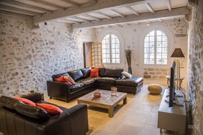 Télévision, table de tennis de table, livres