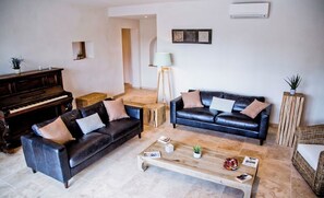 TV, table tennis, books - Charming Provencal farmhouse with garden and swimming pool (Noves)