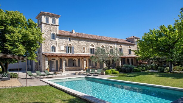 A stone building with a pool, outdoor seating, and a clear blue sky. - L'Angélus Mas in Provence for 14 people • Heated swimming pool - Families & groups (Noves)