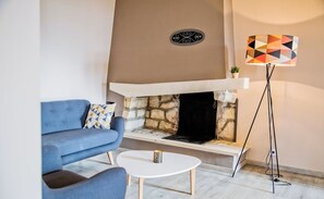 Télévision, table de tennis de table, livres