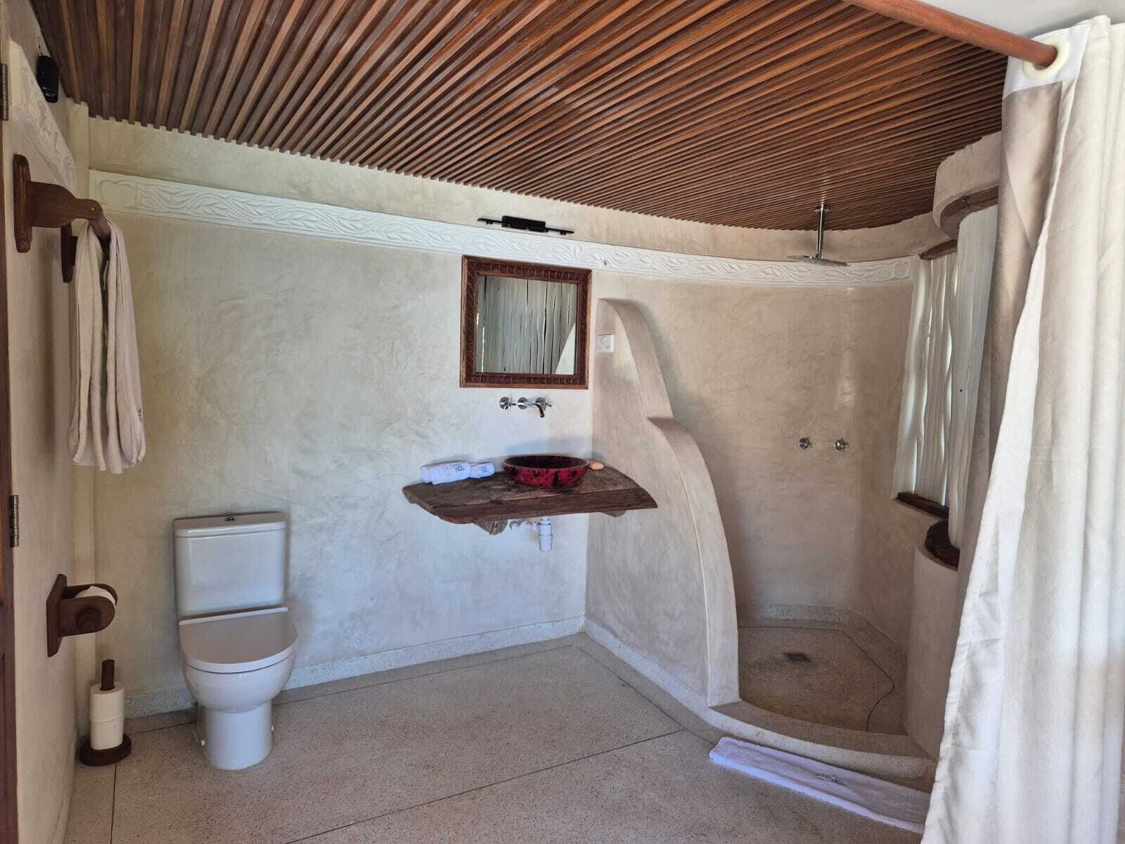 Ein Badezimmer mit Toilette, Waschbecken und Dusche.