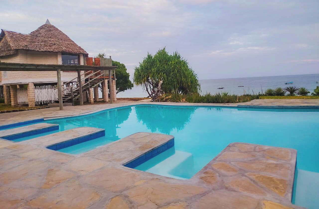 Una piscina al aire libre