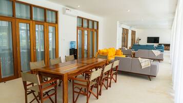 Family Apartment, Partial Ocean View | Dining