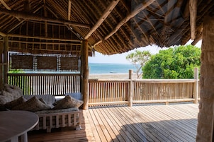 Romantic Tree House, Beach View | Terrace/patio