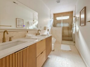 Shower, hair dryer, towels, soap - Downtown Indy, Rooftop Deck with Hot Tub, Gym, Bikes, Tesla Charger (Indianapolis)