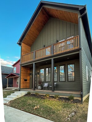 Exterior - Downtown Indy, Rooftop Deck with Hot Tub, Gym, Bikes, Tesla Charger (Indianapolis)