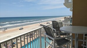 Outdoor dining - Newer 3-bedroom, 2-bath beachfront condo in Daytona Beach Shores. (Daytona Beach)