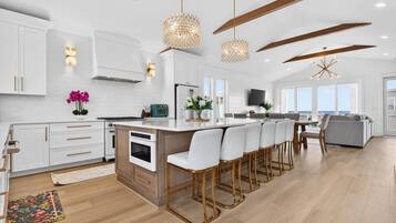 Réfrigérateur, four, cafetiÚre/bouilloire, blender