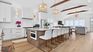 Réfrigérateur, four, cafetière/bouilloire, blender