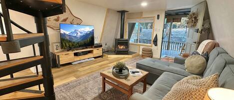 Smart-TV, Kamin, Musikbibliothek