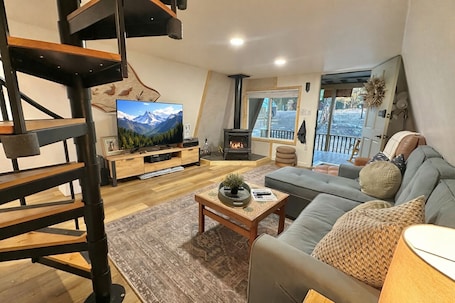 Smart TV, fireplace, music library. Adventure's Retreat for Trails & Forest Fun!