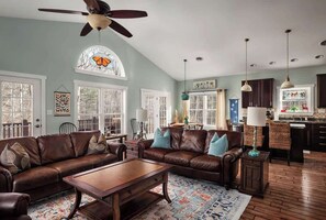 Smart TV, fireplace, offices - Mariposa · Hot Tub, Fire Pit & Creek on 3 Acres (Berkeley Springs)