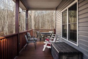 Outdoor dining - Mariposa · Hot Tub, Fire Pit & Creek on 3 Acres (Berkeley Springs)