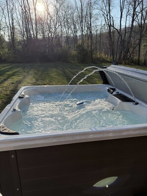Outdoor spa tub - Mariposa · Hot Tub, Fire Pit & Creek on 3 Acres (Berkeley Springs)