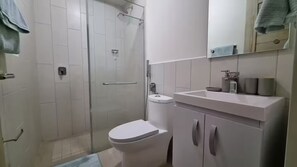 Dusche, Haartrockner, Handtücher, Seife