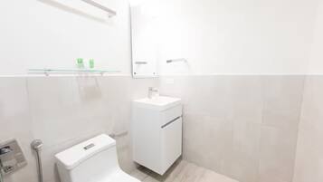 Een douche, een haardroger, handdoeken, zeep