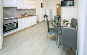 Coffee/tea maker, fridge, microwave, stovetop - Cozy apartment in Rogoznica with outdoor swimming pool (Rogoznica)