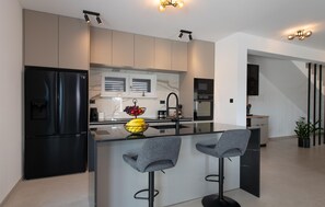 Frigorífic, forn, placa de cuina i rentaplats 