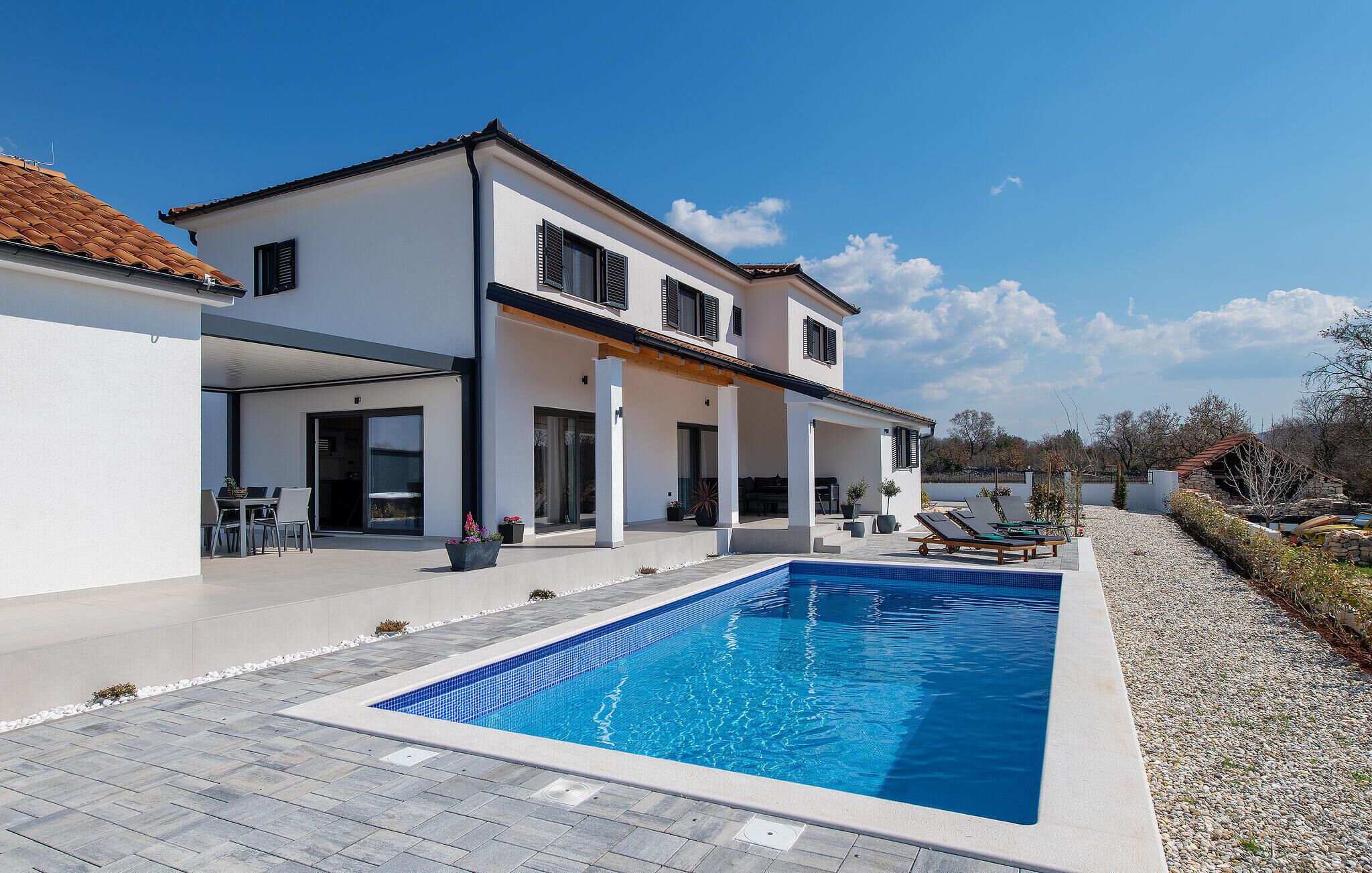 Een verwarmd zwembad