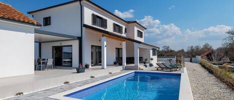 Lämmitetty uima-allas