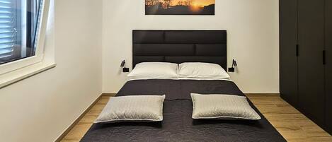 4 bedrooms, in-room safe, iron/ironing board, travel crib