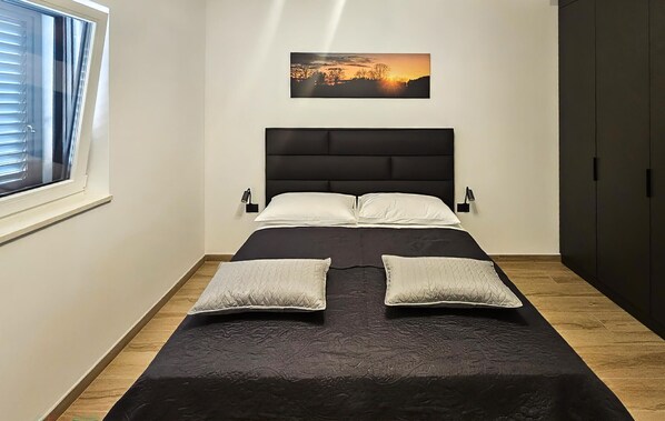 4 makuuhuonetta, tallelokero huoneessa, silitysrauta/-lauta