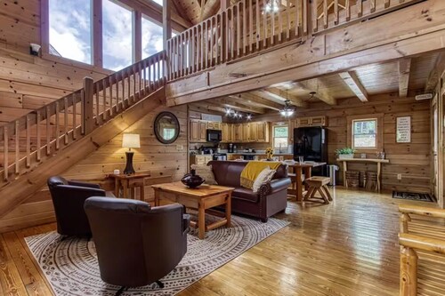 Pinewood Lodge by Beyond Expectations w Hot Tub