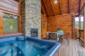Apartment | 3 bedrooms - Pinewood Lodge by Beyond Expectations w Hot Tub (Pigeon Forge)