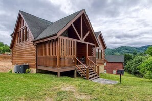 Apartment | 3 bedrooms - Pinewood Lodge by Beyond Expectations w Hot Tub (Pigeon Forge)