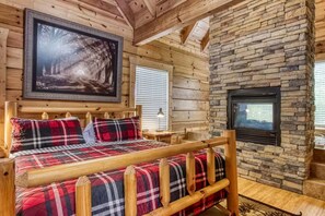 Apartment | 3 bedrooms - Pinewood Lodge by Beyond Expectations w Hot Tub (Pigeon Forge)