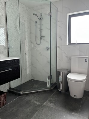 Shower, hair dryer, towels, soap - Central location close to Te Kaha stadium (Christchurch)