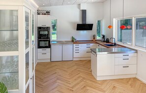 Coffee/tea maker, fridge, microwave, oven - 4 bedroom lovely home in Knebel (Knebel)