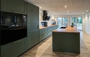 Réfrigérateur, surface de cuisson, lave-vaisselle, cafetière-théière