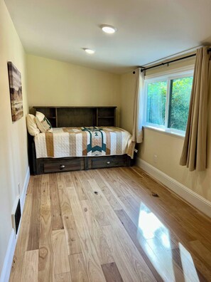 2 bedrooms, internet, bed sheets