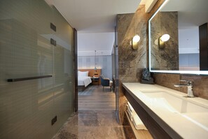 Executive Suite, 1 King Bed, Non Smoking - Days Inn By Wyndham Zhengzhou Xinzheng Airport (Zhengzhou)