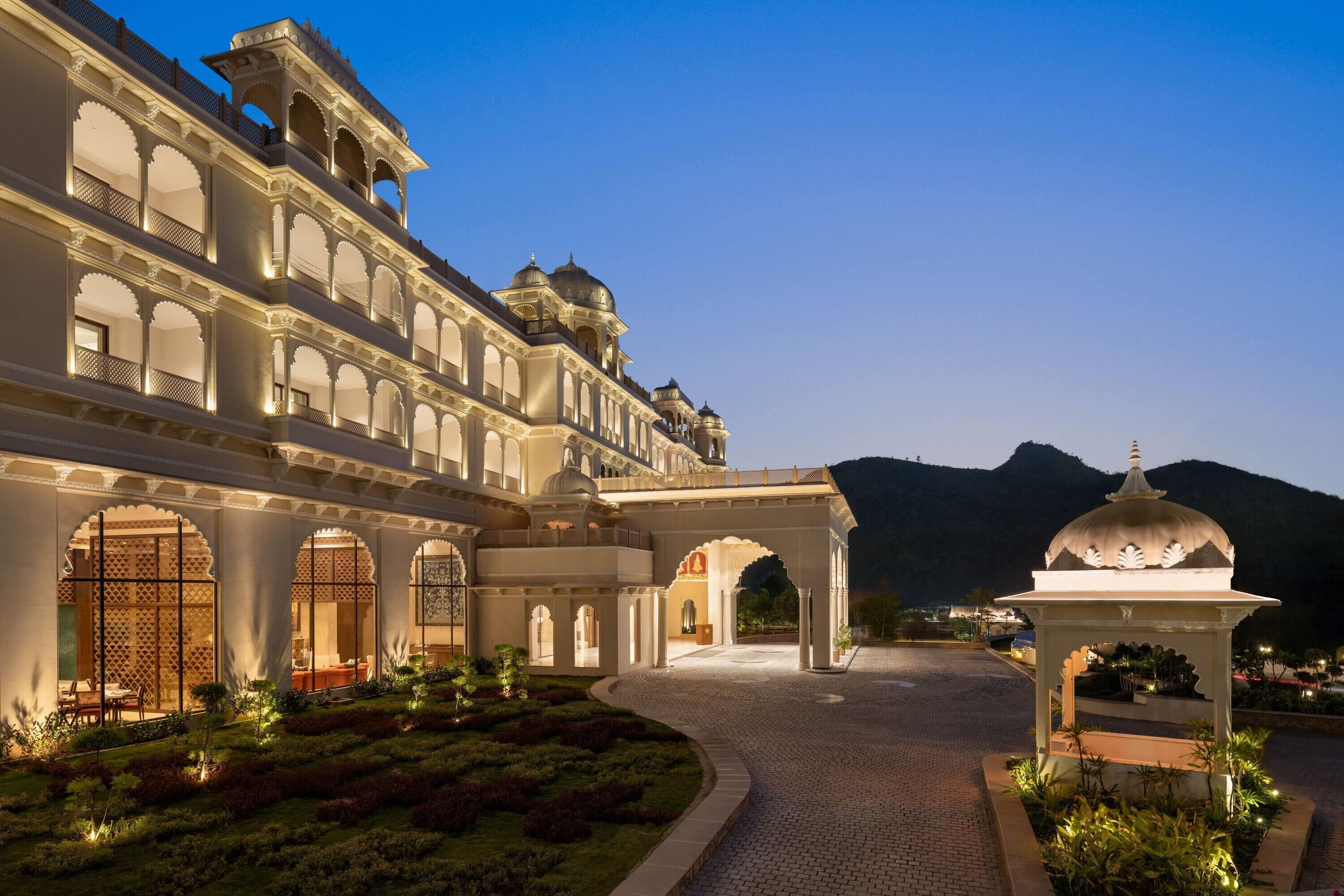Un hotel imponent amb diverses voltes, una cúpula central i un jardí ben cuidat.