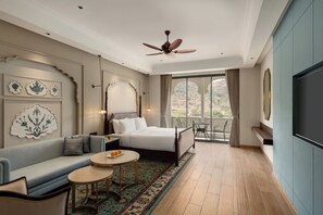 Signature Room, 1 King Bed, Non Smoking, Balcony | Egyptian cotton sheets, premium bedding, down comforters - Wyndham Garden Udaipur Bhuwana (Udaipur)