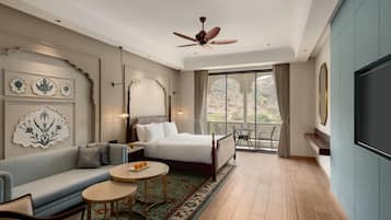 Signature Room, 1 King Bed, Non Smoking, Balcony | Egyptian cotton sheets, premium bedding, down comforters