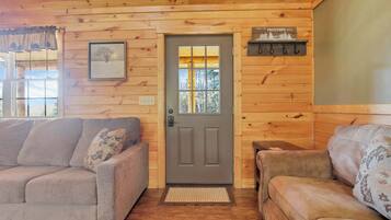 Een televisie, een open haard en tafelvoetbal