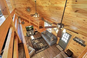 Télévision, cheminée, baby-foot