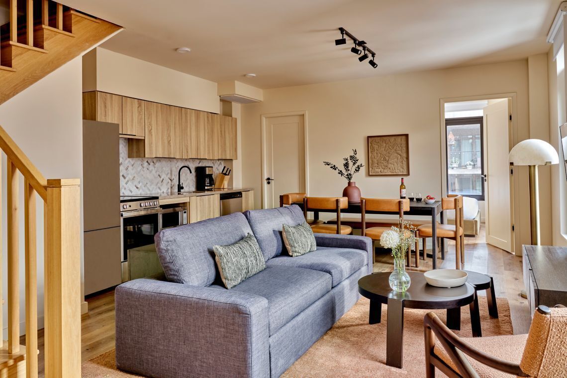 Full-sized fridge, microwave, oven, stovetop